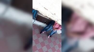 गर्लफ्रैंड की जीन्स में हाथ डालकर चूत सहलाता बॉयफ्रेंड