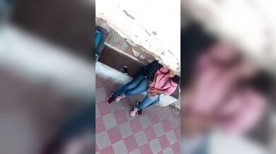 गर्लफ्रैंड की जीन्स में हाथ डालकर चूत सहलाता बॉयफ्रेंड