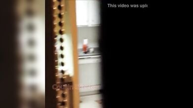 बड़ी गांड अफ्रीकी बहन को घर में पैंटी पहनकर घूमते हुए चुपके से फिल्माया