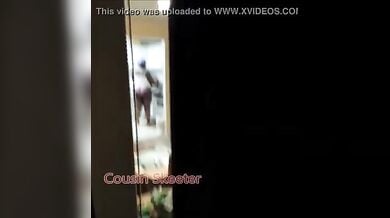 बड़ी गांड अफ्रीकी बहन को घर में पैंटी पहनकर घूमते हुए चुपके से फिल्माया