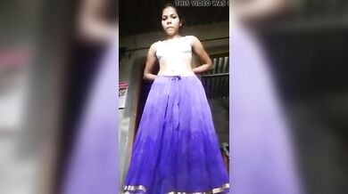 फटाफट कपड़े उतारकर नंगा बदन दिखाती देहाती लड़की