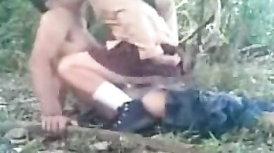 स्कूल से घर लौटते वक़्त जंगल के बीच जीएफ की चुदाई