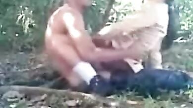 स्कूल से घर लौटते वक़्त जंगल के बीच जीएफ की चुदाई