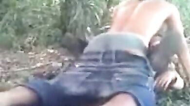 स्कूल से घर लौटते वक़्त जंगल के बीच जीएफ की चुदाई