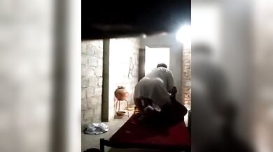 75 साल के बूढ़े ने आंटी को चोदा और पानी से लंड साफ़ किया