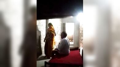 75 साल के बूढ़े ने आंटी को चोदा और पानी से लंड साफ़ किया