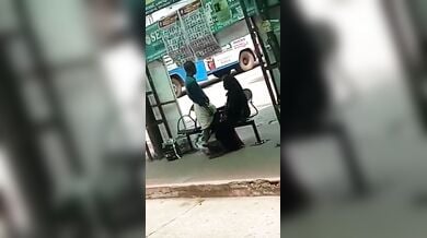 बस स्टैंड पर सरेआम लुंगी में हाथ डालकर लंड हिलाकर देती मोहतरमा