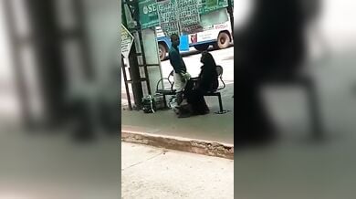 बस स्टैंड पर सरेआम लुंगी में हाथ डालकर लंड हिलाकर देती मोहतरमा