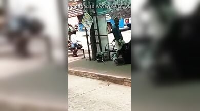 बस स्टैंड पर सरेआम लुंगी में हाथ डालकर लंड हिलाकर देती मोहतरमा