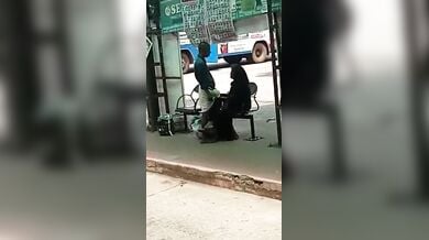 बस स्टैंड पर सरेआम लुंगी में हाथ डालकर लंड हिलाकर देती मोहतरमा