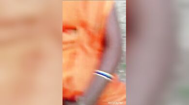 देहाती औरत खेत किनारे चुदने के लिए हुई तैयार