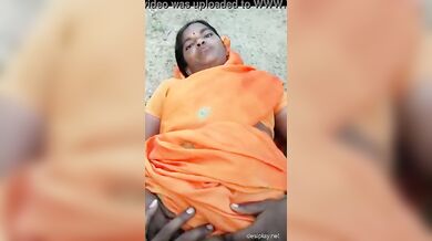 देहाती औरत खेत किनारे चुदने के लिए हुई तैयार