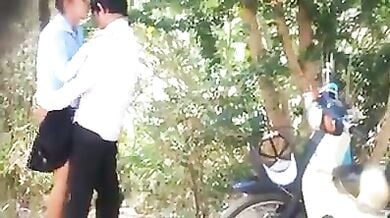पार्क में खड़े खड़े चुदाई करते नेपाली कॉलेज स्टूडेंट्स को चुपके से फिल्माया