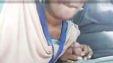 पार्क में मल्लू गर्ल ने छोटा लंड चूसा बॉस का