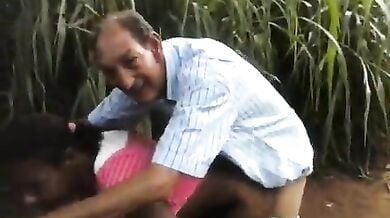 बूढ़े अंकल ने खेत में चोदी जवान अफ्रीकी लड़की