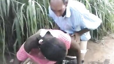 बूढ़े अंकल ने खेत में चोदी जवान अफ्रीकी लड़की