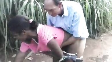 बूढ़े अंकल ने खेत में चोदी जवान अफ्रीकी लड़की