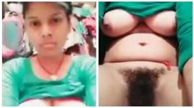 काले, घुंगराले झांटो वाली बुर लड़की ने सहलाई