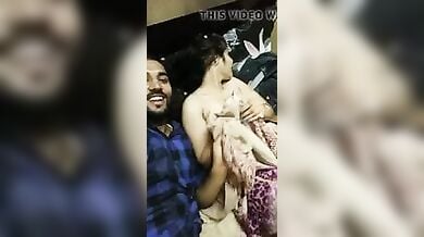 मस्ती मस्ती में लड़के ने गर्लफ्रैंड का नंगा बदन दिखा दिया