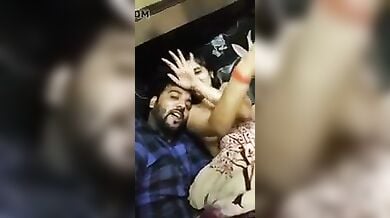 मस्ती मस्ती में लड़के ने गर्लफ्रैंड का नंगा बदन दिखा दिया