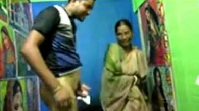 अधेड़ उम्र बांग्ला देसी लेड़ी स्कूल टीचर ऑफिस बाबू से चुदी