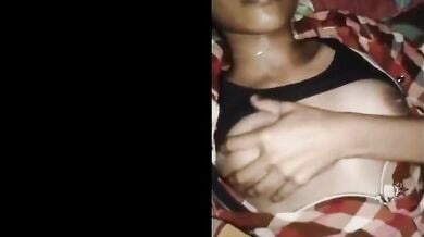 बॉयफ्रेंड के साथ की चुदाई की याद में बूब्स दबाती लड़की