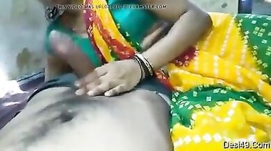 साड़ी पहनी भाभी से लंड की मरम्मत करवाता ठरकी देवर