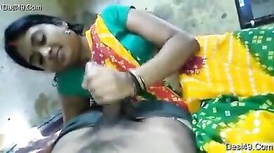 साड़ी पहनी भाभी से लंड की मरम्मत करवाता ठरकी देवर