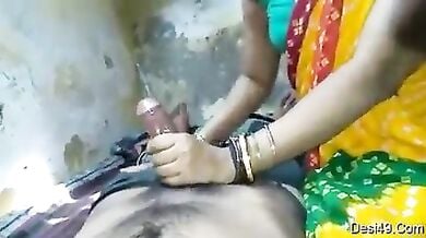 साड़ी पहनी भाभी से लंड की मरम्मत करवाता ठरकी देवर