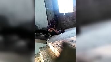 बंजर पड़ी बिल्डिंग की सीढियों पर चुदाई करते कॉलेज लवर्स