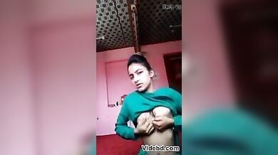 खूबसूरत घरेलू लड़की ने चुचे मसले और चूत भी दिखाई