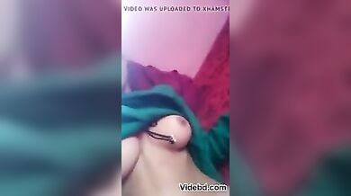 खूबसूरत घरेलू लड़की ने चुचे मसले और चूत भी दिखाई