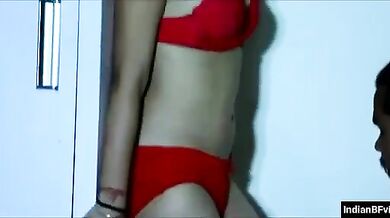 लाल सेक्सी अंतर्वस्त्र पहनी इंडियन लड़की का हॉट सेक्स