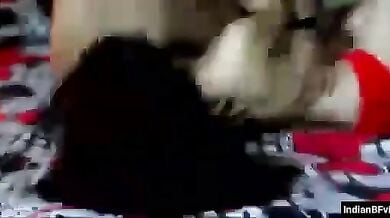 लाल सेक्सी अंतर्वस्त्र पहनी इंडियन लड़की का हॉट सेक्स