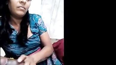 लंड के टोपे से चेहरे की मसाज करती अधेड़ उम्र आंटी