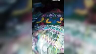 बिस्तर के सहारे घोड़ी बनी गोरी गांड़ बीवी की चुदाई