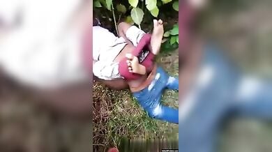 बिहारी रंडी को झाड़ियों में चोदा दो दोस्तों ने