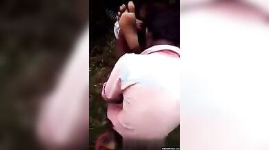 बिहारी रंडी को झाड़ियों में चोदा दो दोस्तों ने