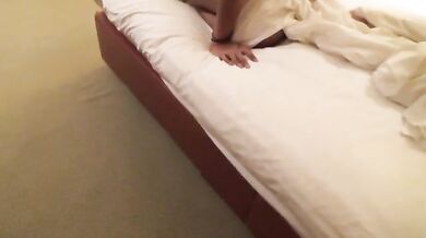 बड़ा पिछवाड़ा लिए घोड़ी बनी बीवी चिल्लाकर चुदी