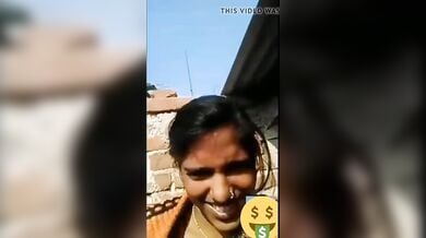 हसते खेलते चूत का भोसड़ा सहलाती देहाती लड़की