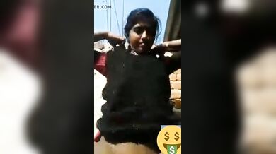 हसते खेलते चूत का भोसड़ा सहलाती देहाती लड़की