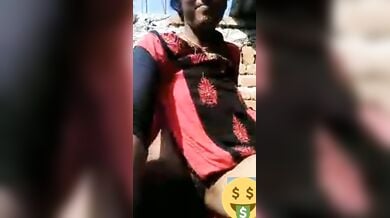 हसते खेलते चूत का भोसड़ा सहलाती देहाती लड़की