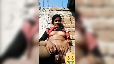 हसते खेलते चूत का भोसड़ा सहलाती देहाती लड़की