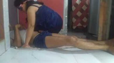 ब्लू नाइटी वाली सेक्सी भाभी को पति ने चोद के वीडियो बनाया