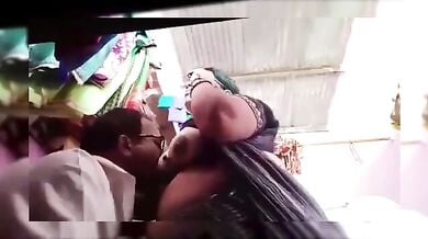 कन्नड़ आंटी के बूब्स चुसे अंकल ने