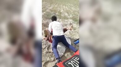 खुले खेत में की रंडी की जबरदस्त चुदाई