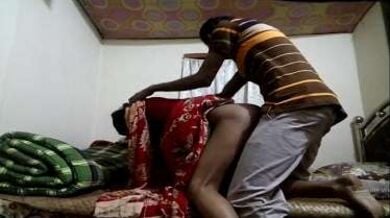 रात के समय खिड़की पर पर्दा डालकर चुदाई करते पति पत्नी