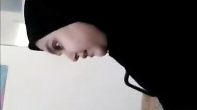 बुरखावाली पाकिस्तानी लड़की ने दिखाए अपने बड़े बूब्स