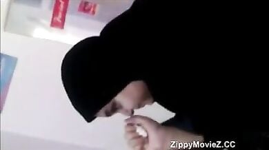 बुरखावाली पाकिस्तानी लड़की ने दिखाए अपने बड़े बूब्स