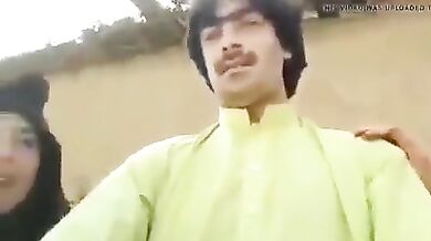अपनी ३ खूबसूरत बेगमों के साथ चुम्माचाटी करता अफगानी शौहर
